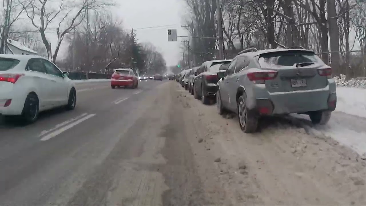 Winter Cycling in Québec: Light snowfall and impatient drivers