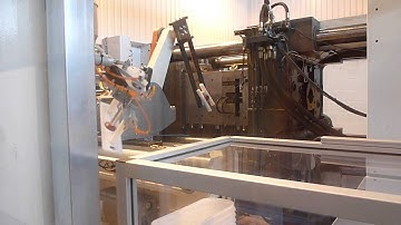 High speed side entry robot de-moulding plastic container