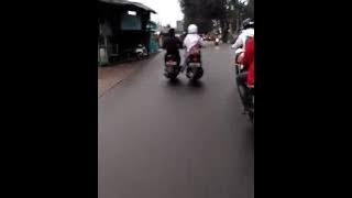 Cewek dorong motor mogok pake kaki
