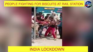 श्रमिक एक्सप्रेस से उतरते ही बिस्किट के लिए छीना झपटी Fight for Biscuits at Bihar Railway Station