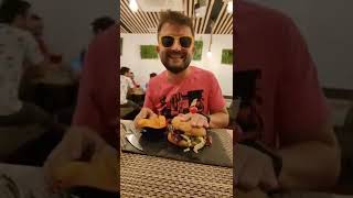 Comiendo hamburguesas en Vallecas, La Oveja Negra