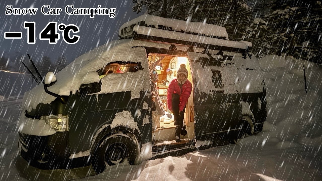 Рекордное количество снега угрожает жизням людей. Автомобили засыпаны снегом.