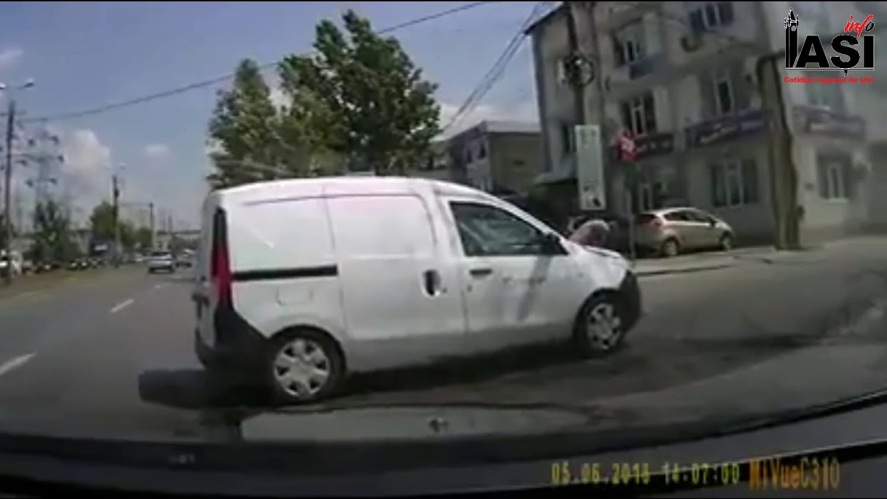 Biciclist lovit în plin de către un șofer neatent, in Iași! cultural อ่านว่า