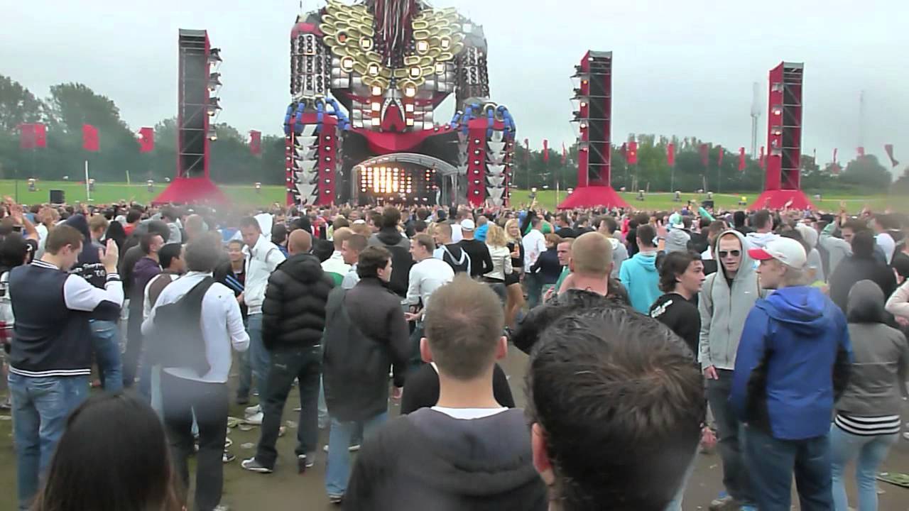 Defqon.1 2011 Mainstage at daytime with Different songs