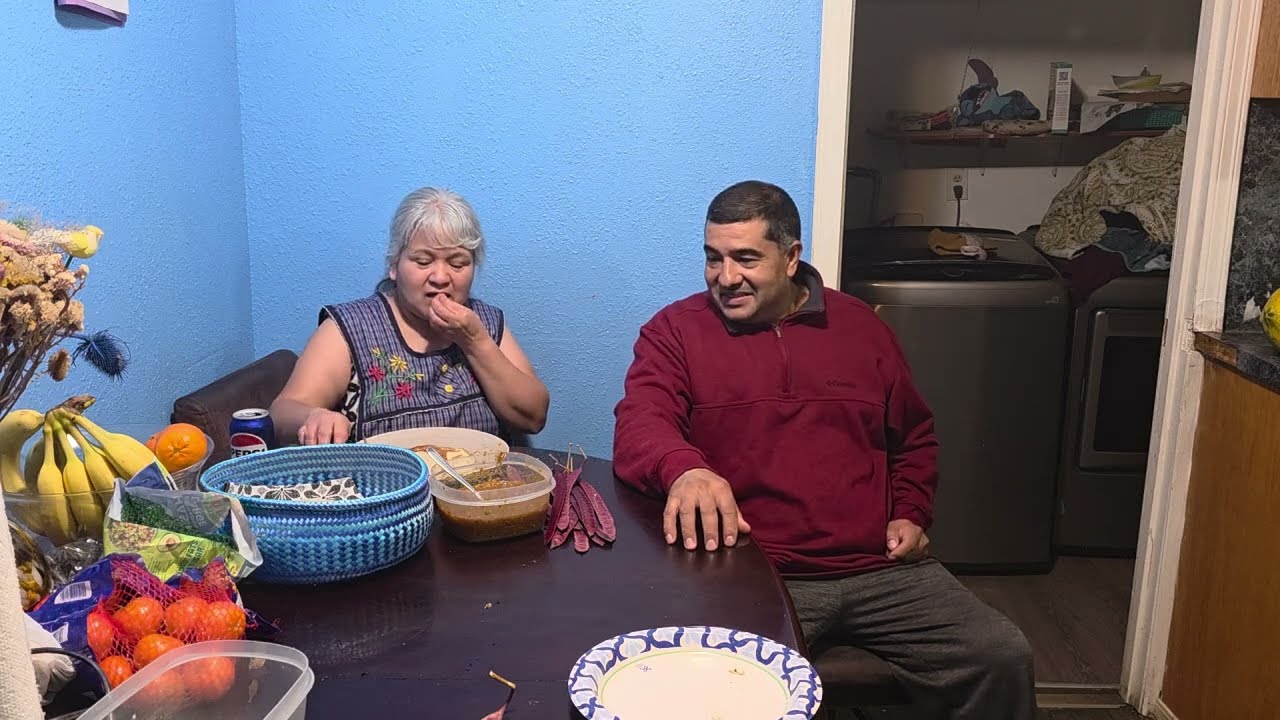 Comiendo Huevos Con Guajes