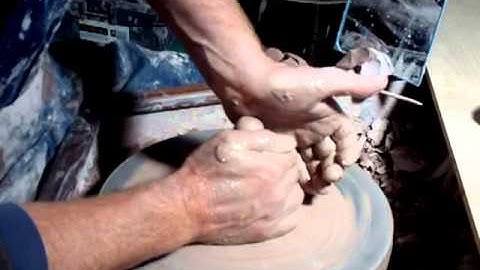 SIMON LEACH POTTERY TV - How to center a lump of clay on the wheel ! Oct 24 