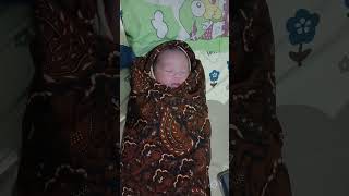Yeee.. Bayi Nya Udah Pulang Ke Rumah..