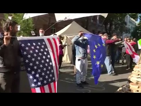 ევროკავშირისა და აშშ-ის დროშები \"თავისუფლების კვარტალში\" - ბათუმში აქცია გრძელდება