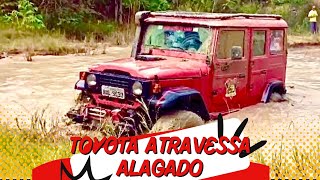 Toyota bandeirante atravessa alagado