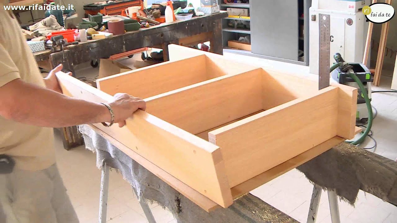 Come fare uno scaffale in legno youtube Costruire una porta in legno massello