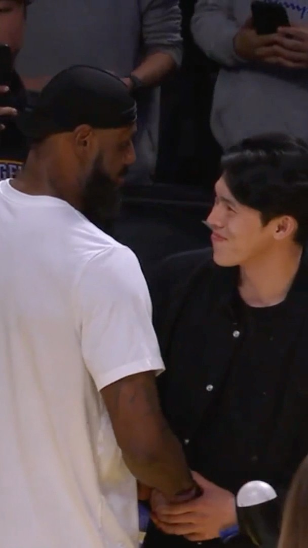LeBron greets new LA Dodger Rōki Sasaki