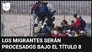 El momento en que cientos de migrantes trepan la valla de alambre en la frontera y cruzan a EEUU