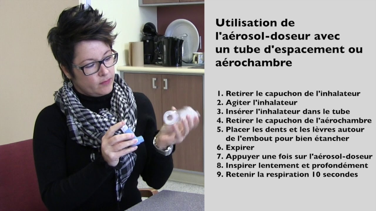 Un aérosol-doseur avec un tube d'espacement et un masque -- jeune