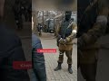 Une ukrainienne en colre face  des soldats russes ukraine russie info news shorts