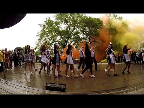 видео: Танец школы 28 ВЫПУСКНОЙ 2017 (Флешмоб)