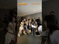 Dẫn học trò đến ủng hộ ANH HÙNG xong, Tín Nguyễn chẳng ngại làm phó nháy để ai cũng có ảnh đẹp...