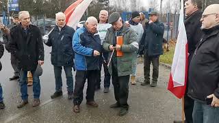 Protest rolników powiatu łowickiego rozpoczął się od odśpiewania hymnu państwowego.