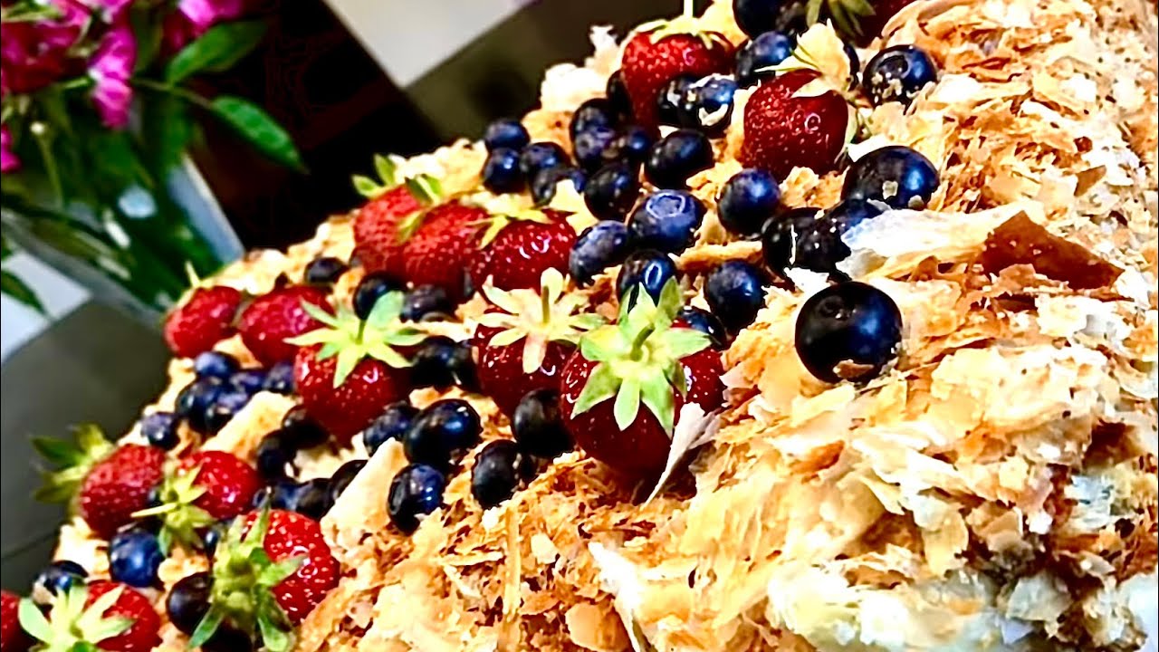 ВКУСНЕЙШИЙ ТОРТ НАПОЛЕОН С КЛУБНИКОЙ И С СЮРПРИЗОМ ДЛЯ ЛЕНТЯЕВ:-))) ОЧЕНЬ БЫСТРОГО ПРИГОТОВЛЕНИЯ!!!