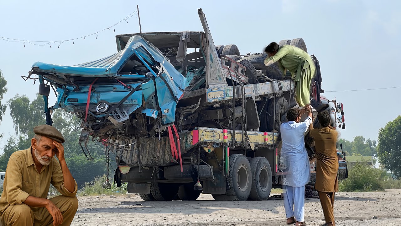 Unbelievable Roadside Accident Breakdown – Pakistani Mechanics Restored a Destroyed Truck!