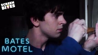 Norman Bates Spies On His Mother Having Sex | Bates Motel | Screen Bites Resimi