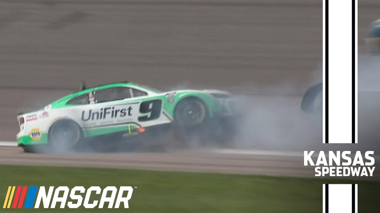 Chase Elliott loses a tire, spins at Kansas Speedway