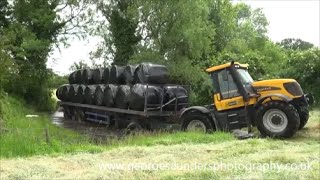 JCB Fastrac 3220 carting silage