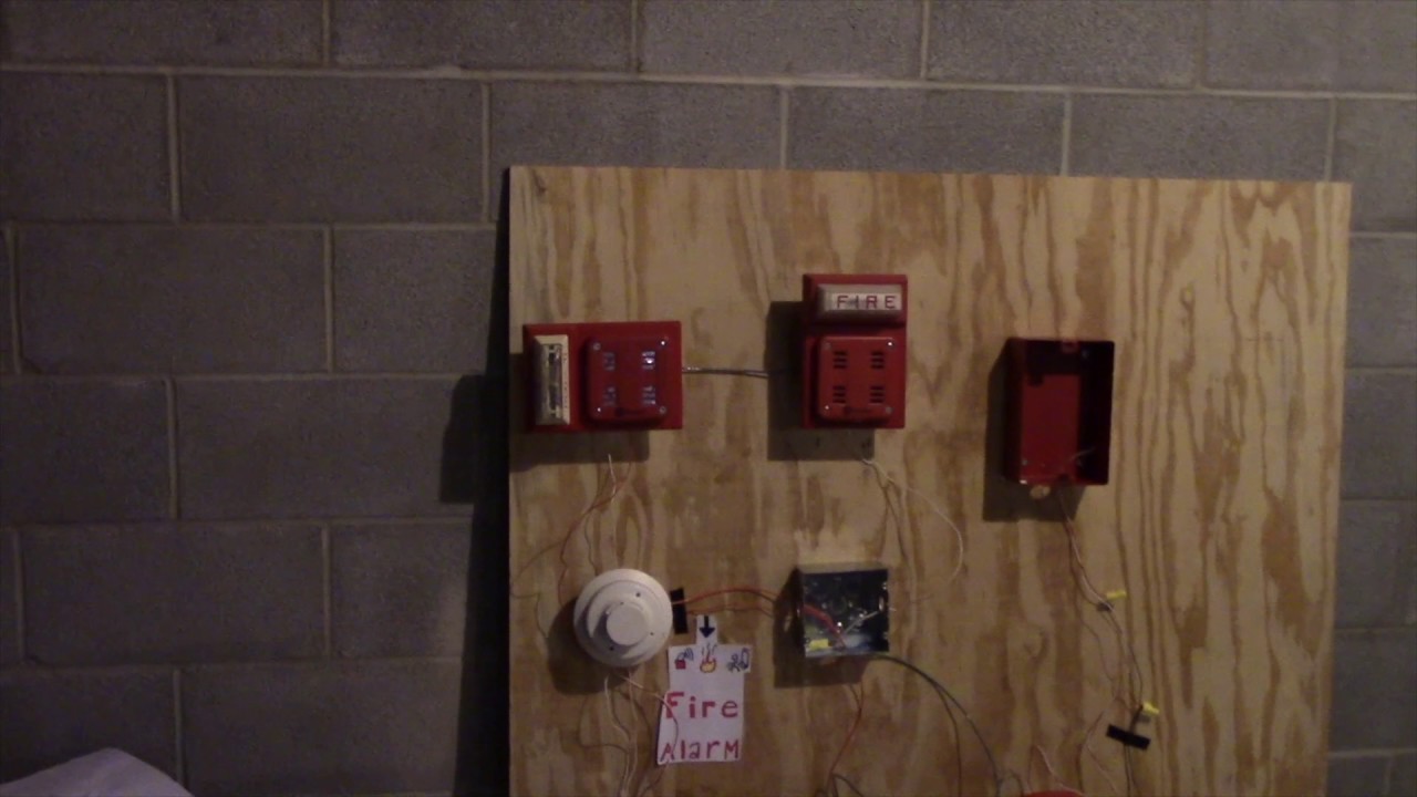 System Test 17: Simplex Horn Battle: 9846 vs. 9838 - YouTube