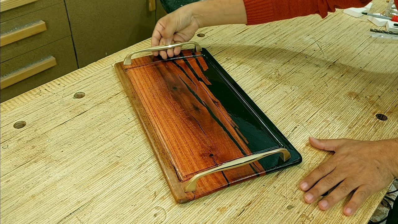 Сервировочный поднос из эпоксидной смолы и дерева