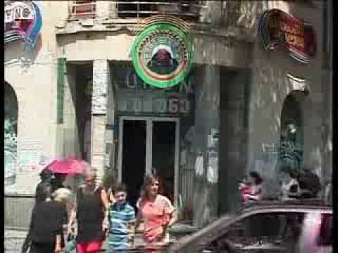 ყოფილი სასტუმრო „ოდიშის\"  შენობაში შესახლებული დევნილები, შენობის მიმდ..