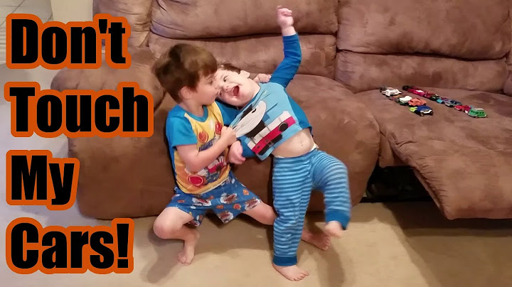 Brothers Fighting Over Toy Cars - DayDayNews