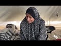 شروق أبو سكران تفقد زوجها وساقيها وتعيش مع طفلها الوحيد في خيمة بحي الشجاعية شرق غزة