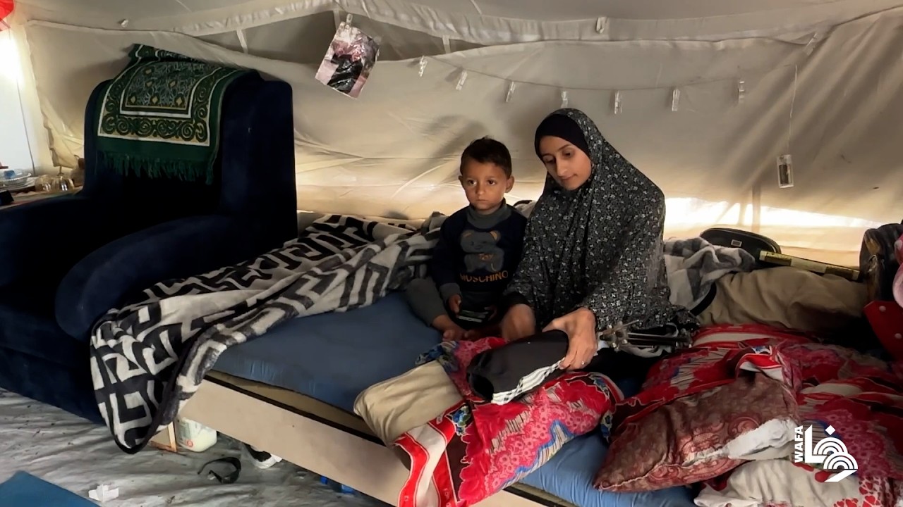 شروق أبو سكران تفقد زوجها وساقيها وتعيش مع طفلها الوحيد في خيمة بحي الشجاعية شرق غزة
