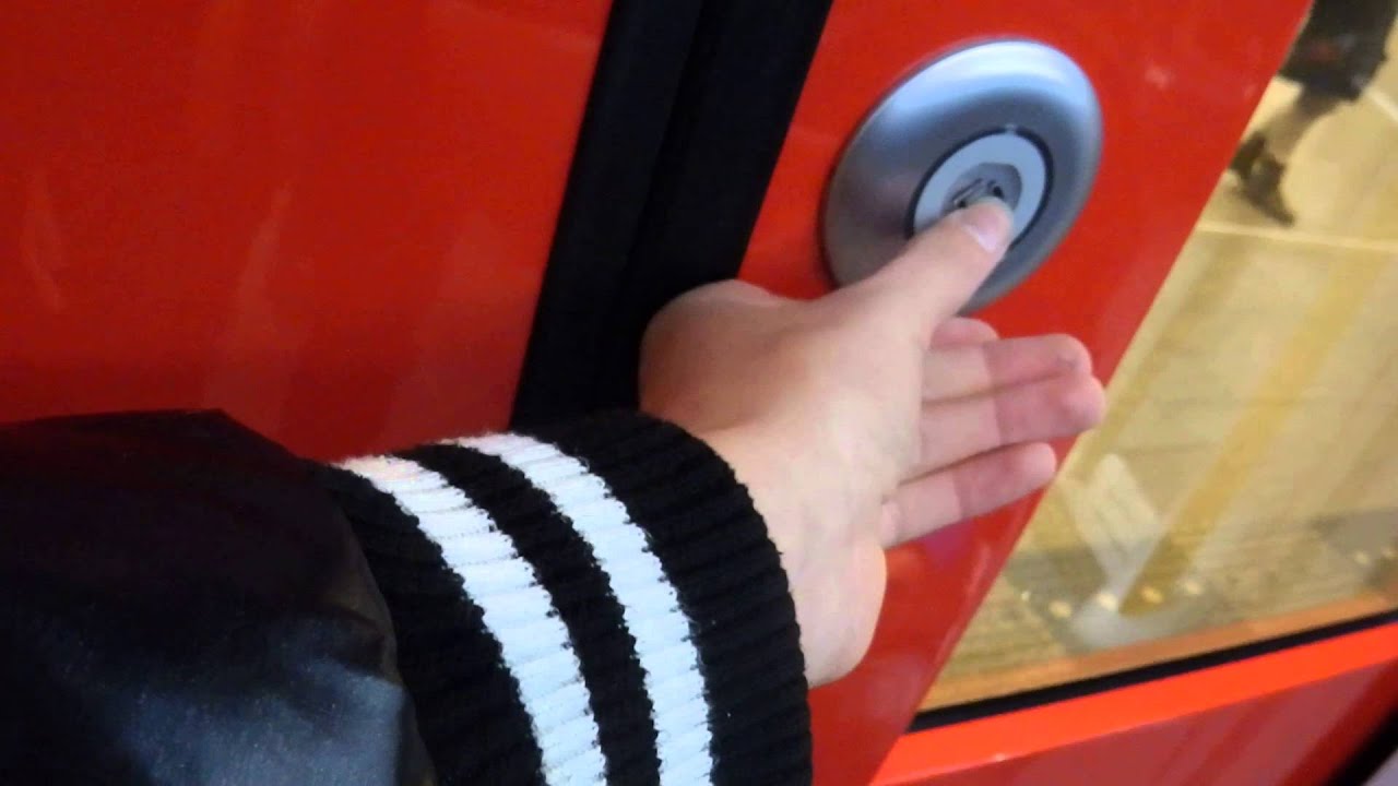 Going out of GVB M5 107/108 @ Amsterdam Central Subway Station