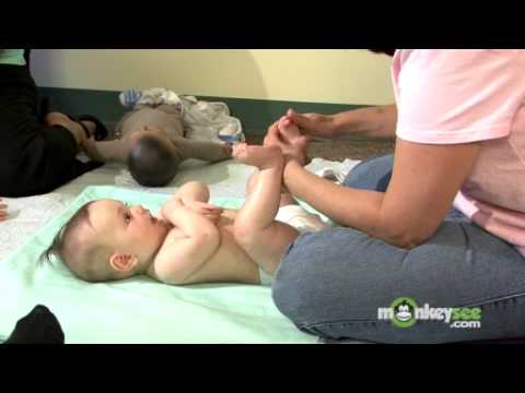 वीडियो: बच्चे के पैरों की मालिश कैसे करें