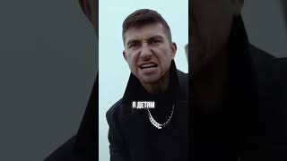 я тебя заставил опоздать на самолет…