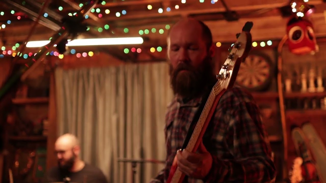 Front Row Ft Luke Hendrickson & The Crop Circles