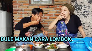 Istri BULE Makan Pelecing Buatan Ibu dengan Cara Makan di Lombok