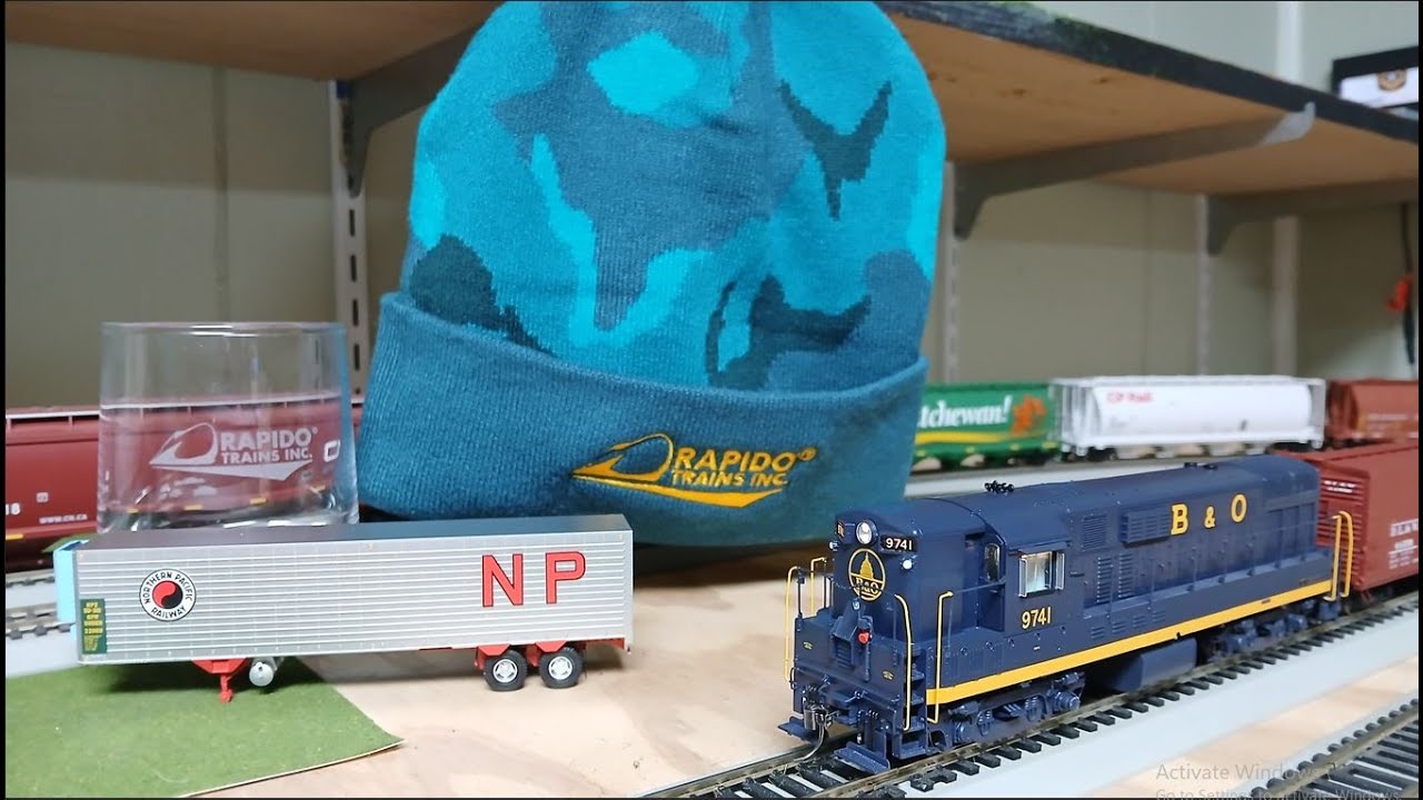 Рождественская таинственная коробка Rapido Trains Inc. 2025