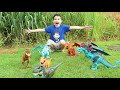 LUCAS  BRINCA COM SEUS DINOSSAUROS