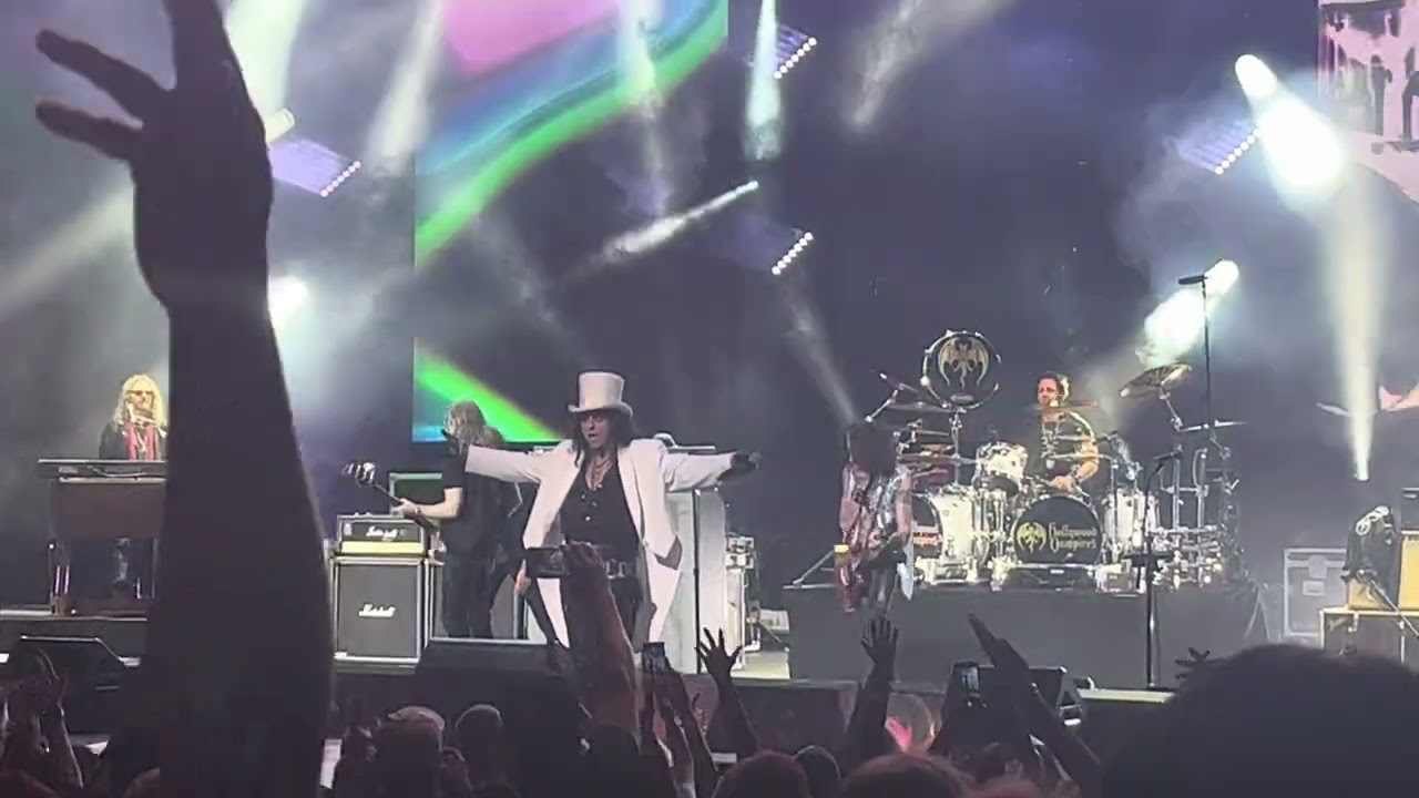 Hollywood Vampires - School’s Out / Another Brick In The Wall (Live Bethel, NY - 07/30/23)