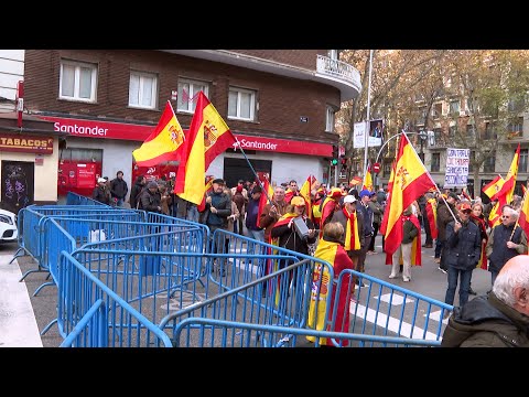 Unas 500 personas se manifiestan frente a la sede del PSOE en Ferraz