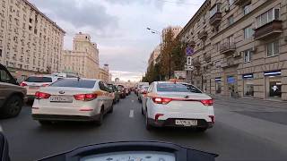 Двигаюсь на скутере сквозь пробки в Москве без драйва под музыку спокойно на легке