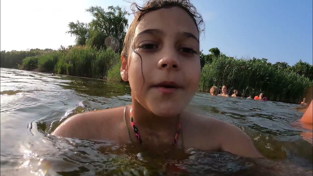 Купаться в реке видео. Купаемся на речке. Я на речке купаюсь. Девочки купаются в реке. Девочка купается в речке.
