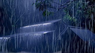 นอนหลับสบายบนหลังคาปาล์มพร้อมเสียงฝนตกหนักและเสียงพายุฝนฟ้าคะนองในป่าหมอกในเวลากลางคืน