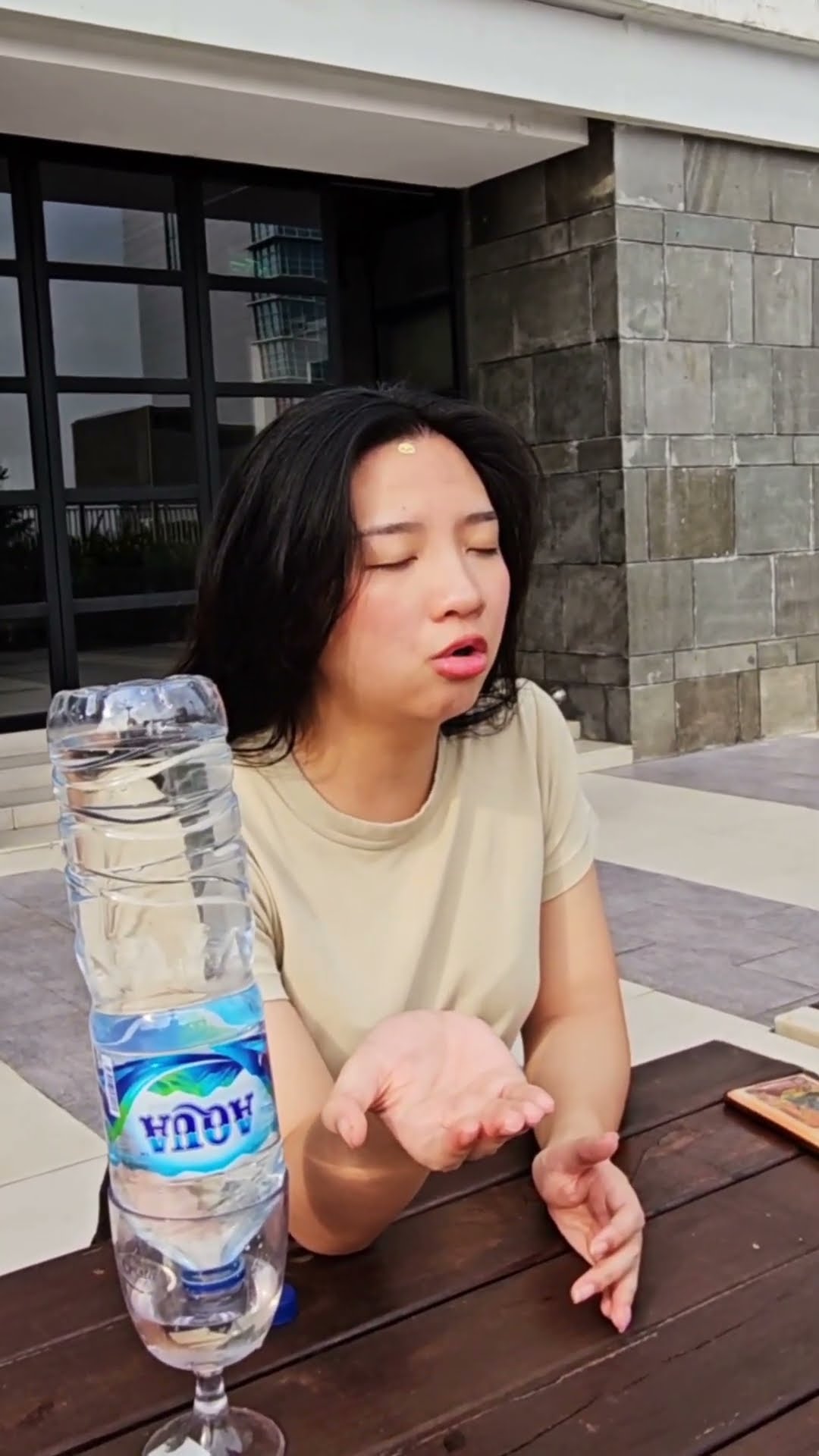 CHALLENGE TUANG AQUA GEDE KE GELAS KECIL TANPA TUMPAH!
