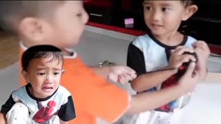 Ali nangis rebutan mainan sama Vino dan dibeliin es krim | Davino and Family