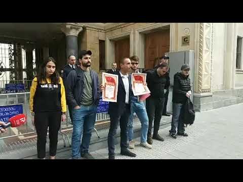 ლაშა ჩხარტიშვილმა თალაკვაძეს, ოხანაშვილსა და თადუმაძეს სამარცხვინო დიპლომები გადასცა