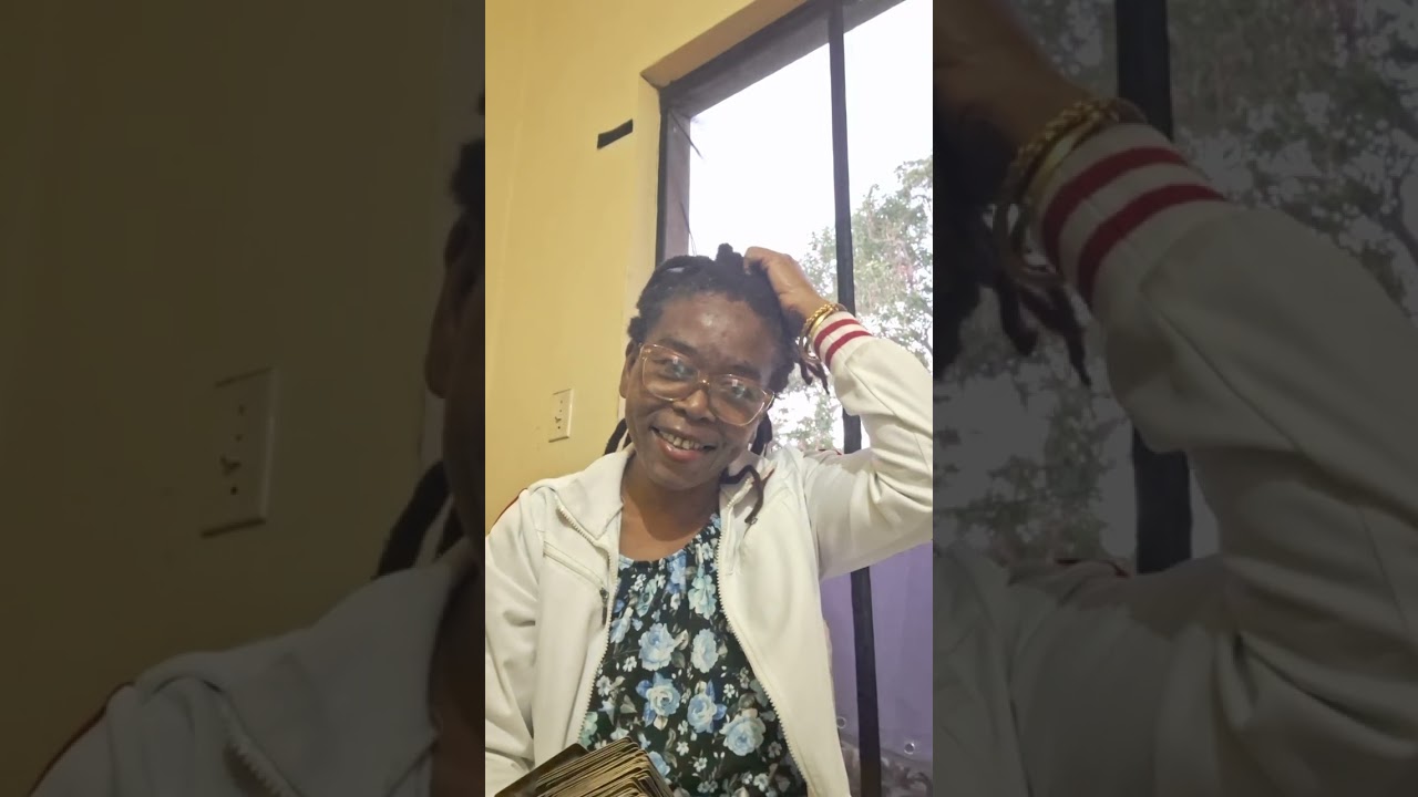 😍Этот молодой человек тебя обожает и вот-вот что-нибудь скажет 🥰💓