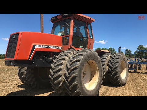 ALLIS-CHALMERS 4W-220 Tractor Planting Corn