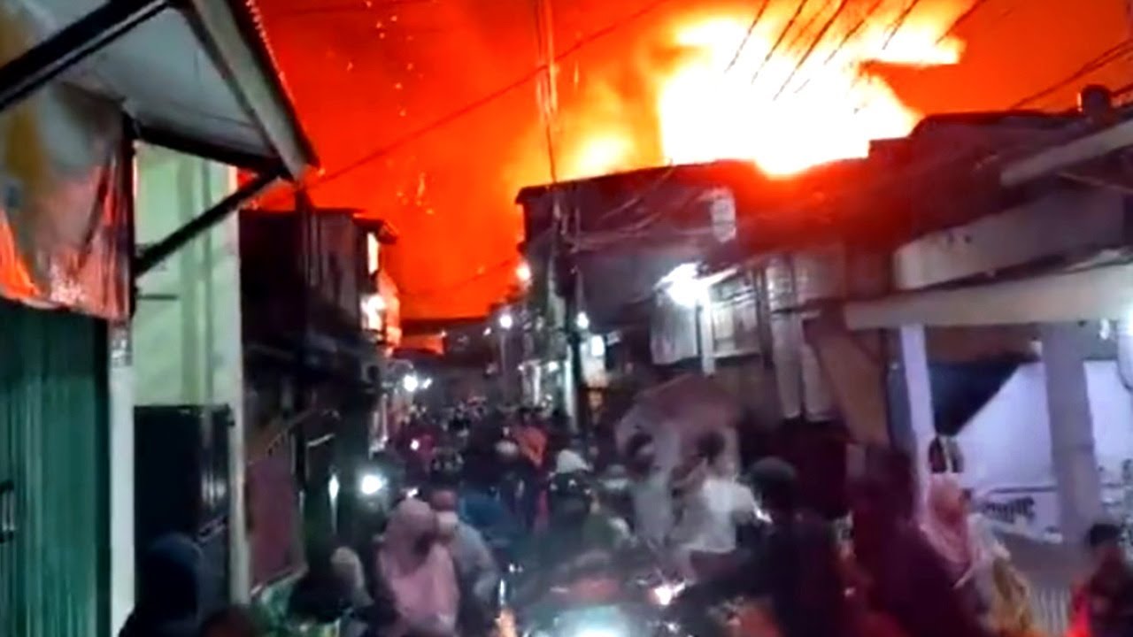 Люди бегут в ужасе! Мощный взрыв нефтехранилища в Джакарте!